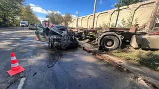 2 человека погибли при столкновении «Волги» с грузовиком на Семафорной в Красноярске