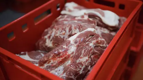 Около 100 кг мяса изъяли у уличных торговцев Кировского района в Красноярске