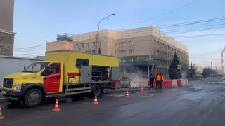 Около 23:00 часов в центре Красноярска локализовали порыв на теплопроводе