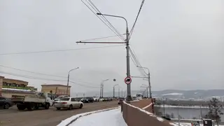 В Красноярске на Коммунальном мосту монтируют сети для троллейбусов