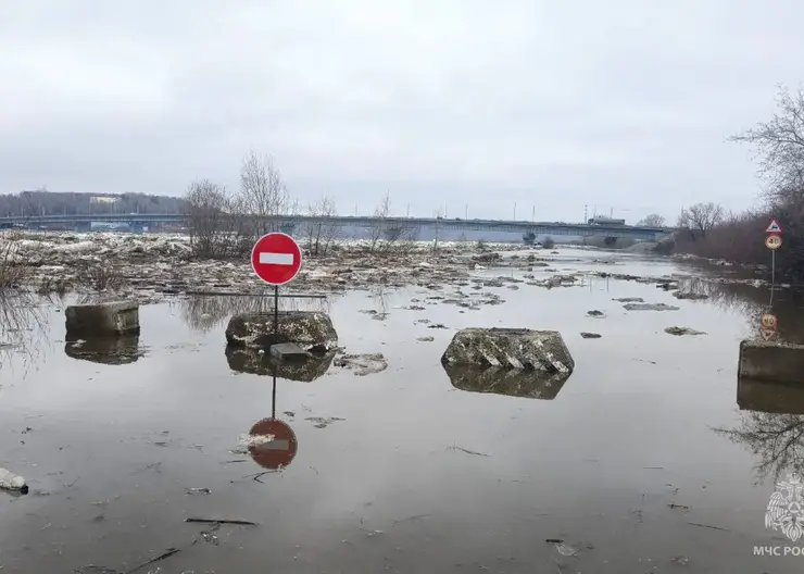 В Томске река размывает дамбу, она же разрушила дорогу под мостом