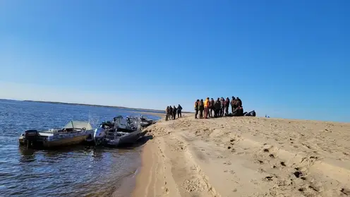 Поиски трех пропавших рыбаков в Якутии продолжаются