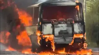 В Красноярске рядом с ТЦ "Июнь" загорелся пассажирский автобус