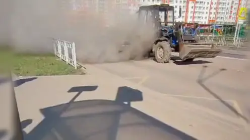 В Красноярске водитель трактора подметал участок и создал пылевую бурю