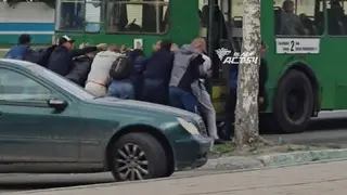 Жителям Новосибирска утром 22 июня пришлось толкать троллейбус