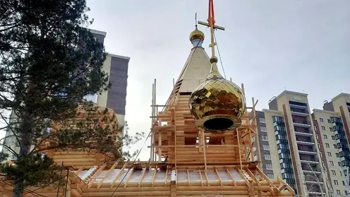 В Красноярске на храм на территории ведомственной больницы ГУФСИН установили купола