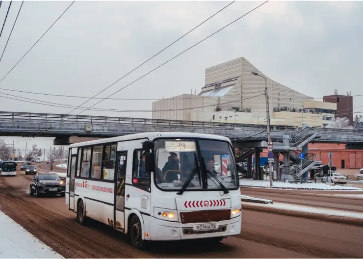 В Красноярске в Покровке автобусы №81 не могут подняться в гору после сильного снегопада