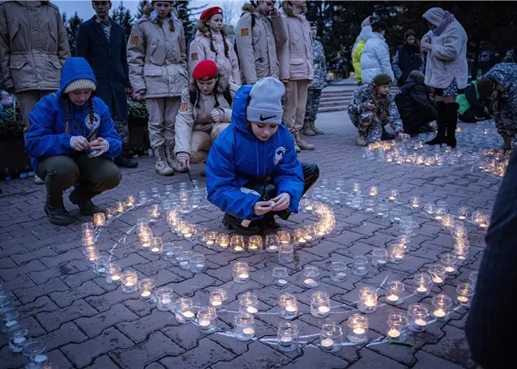 Две тысячи свечей зажгли в Красноярске в память о жертвах теракта в подмосковном «Крокус Сити Холле»