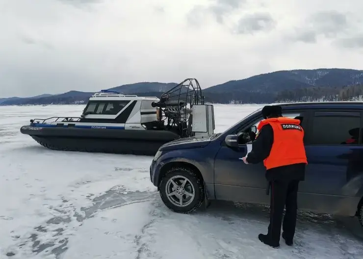 Полицейские активно наказывают выезжающих на лед Красноярского моря: протоколы составлены еще на 13 человек