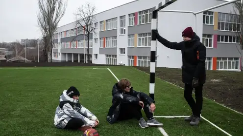Во дворах Красноярска на спортплощадках завершился зимний сезон