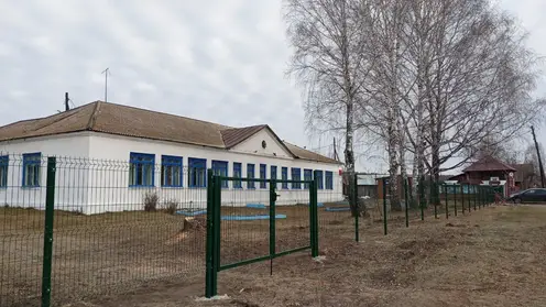 Красноярскэнергосбыт помог Верхнекойской школе №17 с ограждением территории