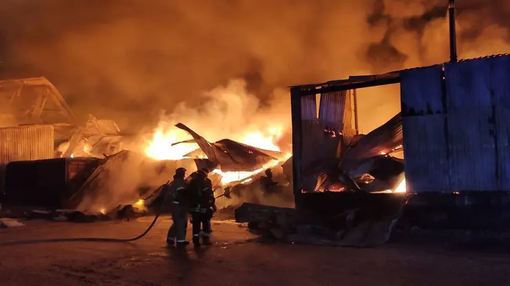 В Красноярске продолжают ликвидировать последствия пожара на складе по ул. Пограничников