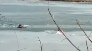 Абаканец провалился под лед. Мужчина пытался его спасти и тоже упал в воду