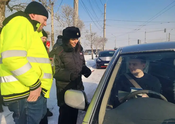 Женщины-автоинспекторы поздравили красноярских водителей с предстоящим Днем защитника Отечества