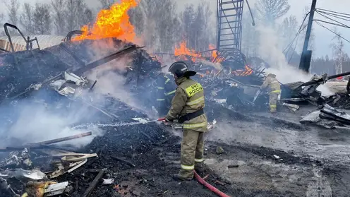 Цех с пиломатериалами горит в Богучанском районе Красноярского края
