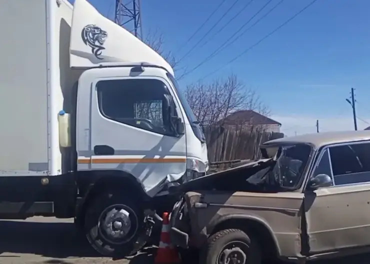 В Иркутской области мужчина врезался в грузовик и скрылся с места ДТП, сейчас его ищут. В аварии пострадала несовершеннолетняя