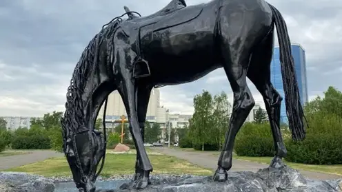 В Красноярске скульптуру «Лошадь Белая» на Стрелке перекрасили в чёрный цвет